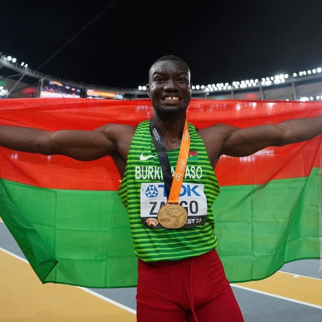 Hugues Fabrice Zango Au Sommet Du Podium Des Championnats Du Monde 2023